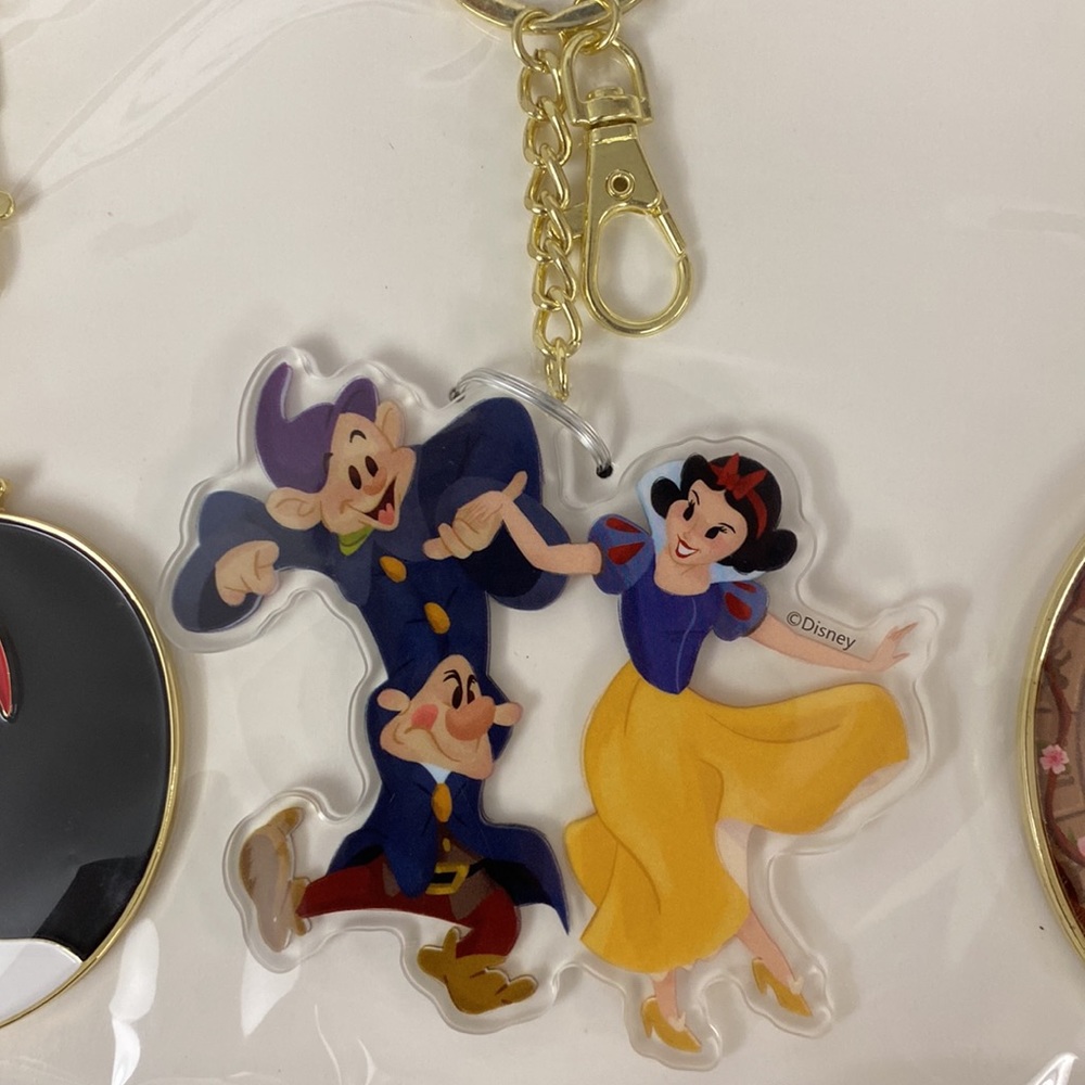 NWT Disney Snow White and the Seven Dwarfs 85th anniversary 3 keychain set - Picture 4 of 7